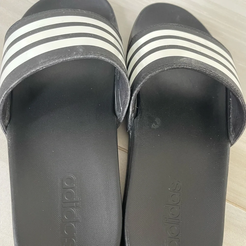 Men’s favorite Adidas slides (READ DESCRIPTION)